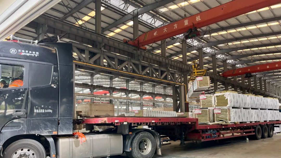 口碑爆棚！23000平熱壓企口鋁板保溫一體板火熱打包裝車發出！